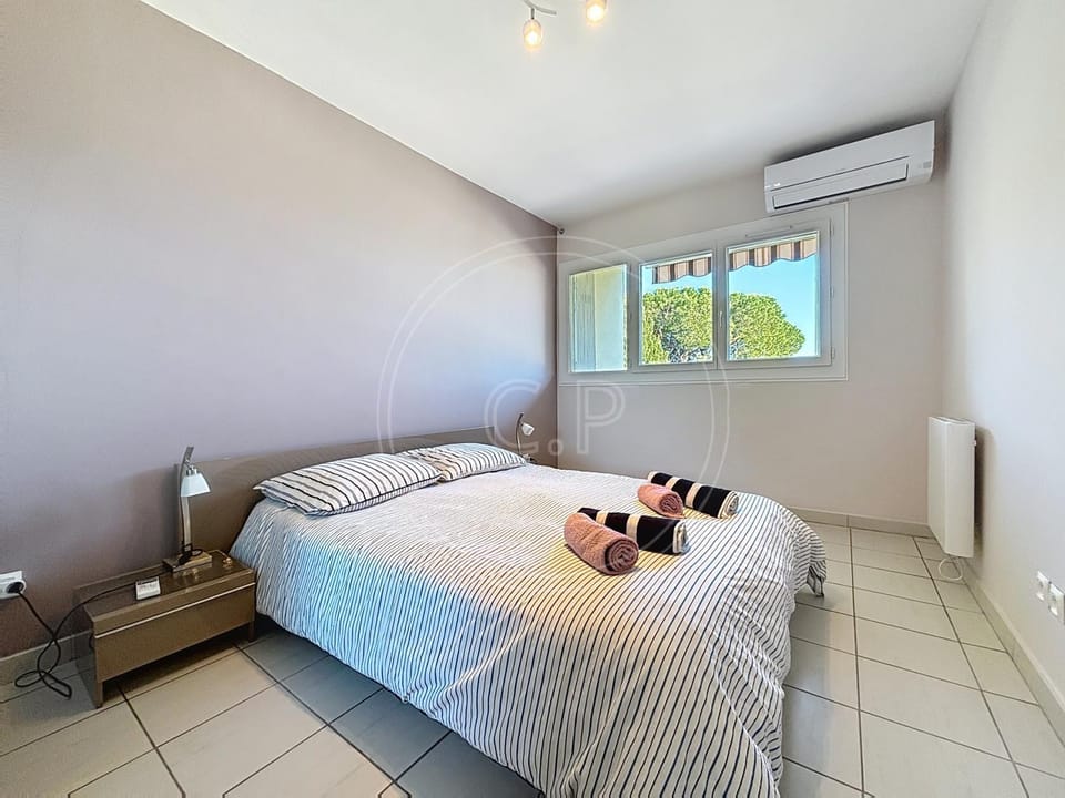 Bed, Photo of the whole room, Bedroom, air conditioner