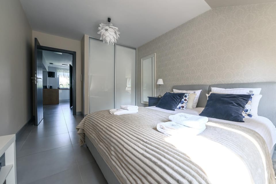 Bedroom, towels