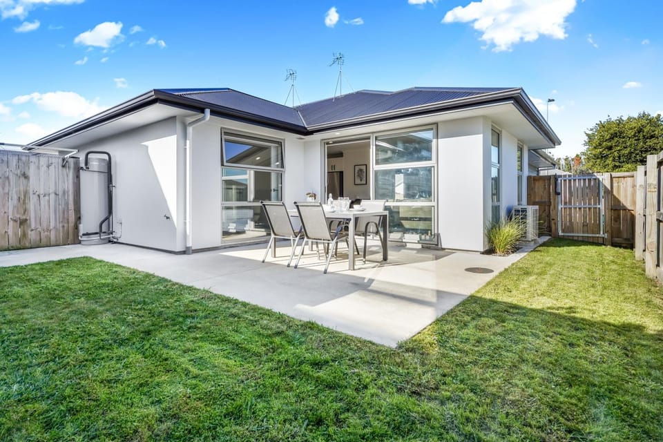 Property building, Patio, Garden, Dining area, Garden view