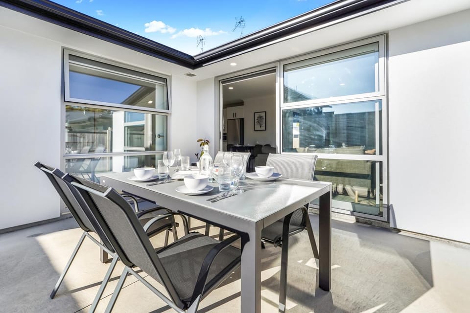 Patio, Day, Balcony/Terrace, Dining area