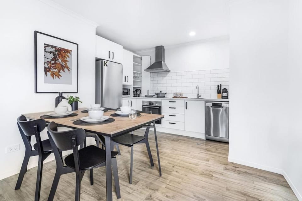 Modern, Central and Classy - By KOSH BNB House in Hamilton