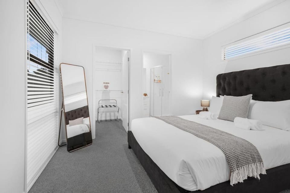 Bed, Bedroom, towels, towels