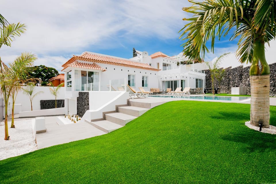 Property building, Garden view, Pool view