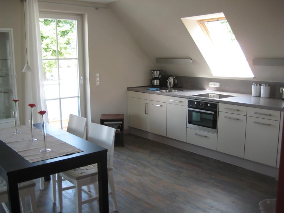 Coffee/tea facilities, Kitchen or kitchenette, Dining area, dishwasher, oven, stove