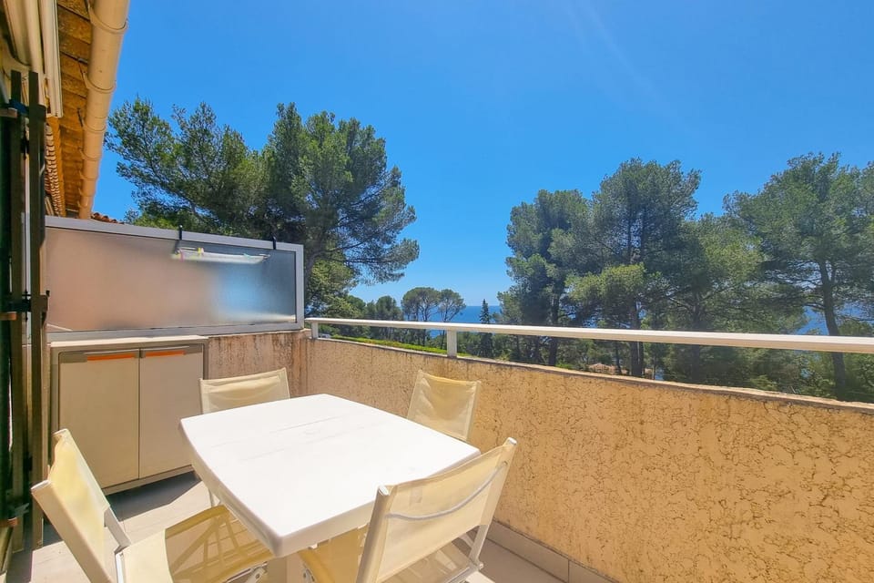 Seafront apartment 4 people - 2 Pools House in Saint-Raphael