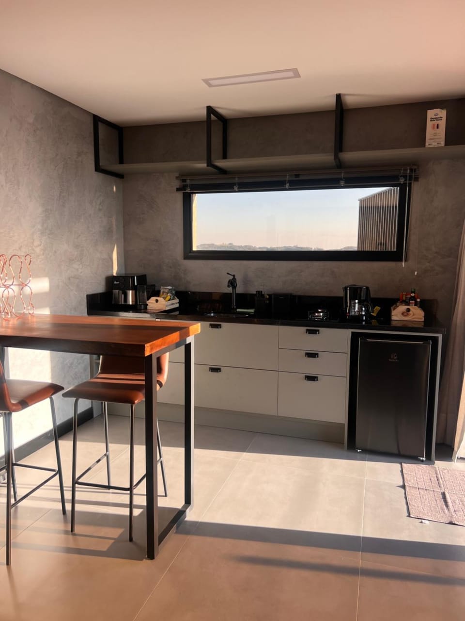 Kitchen or kitchenette, minibar, stove