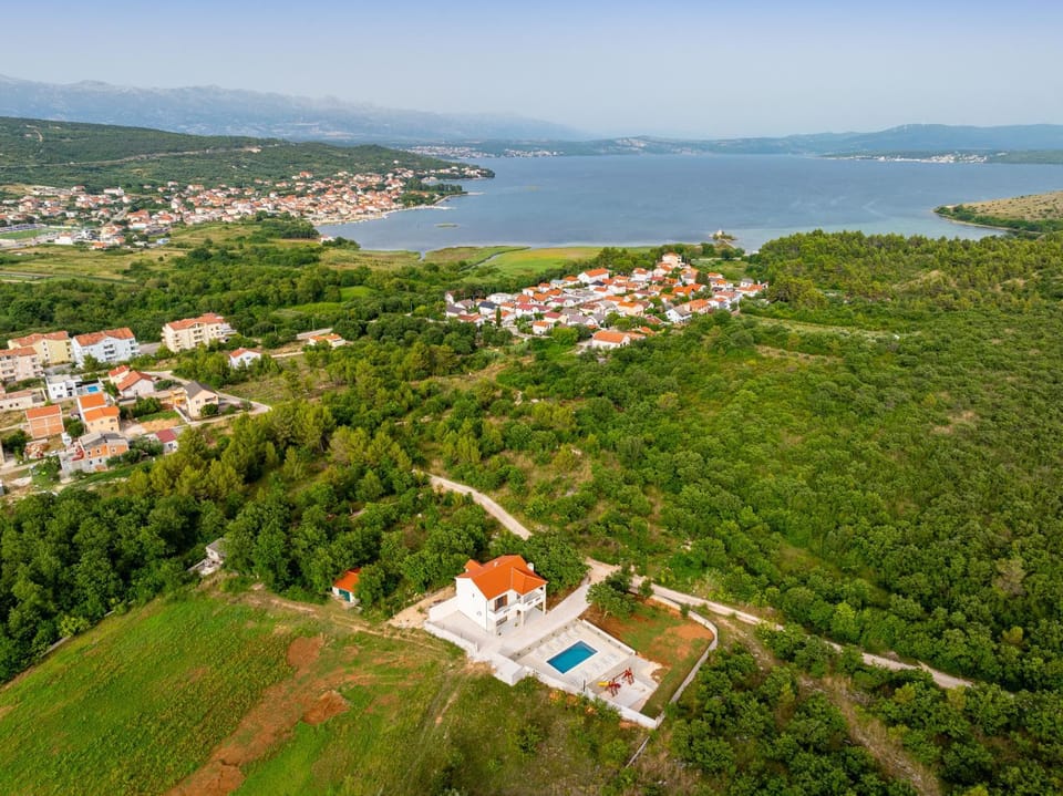 Property building, Nearby landmark, Day, Neighbourhood, Natural landscape, Bird's eye view, City view, Sea view