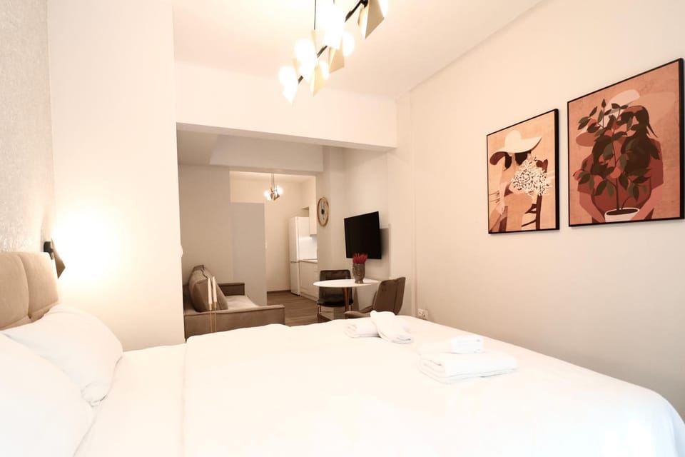 Bed, TV and multimedia, Bedroom, towels