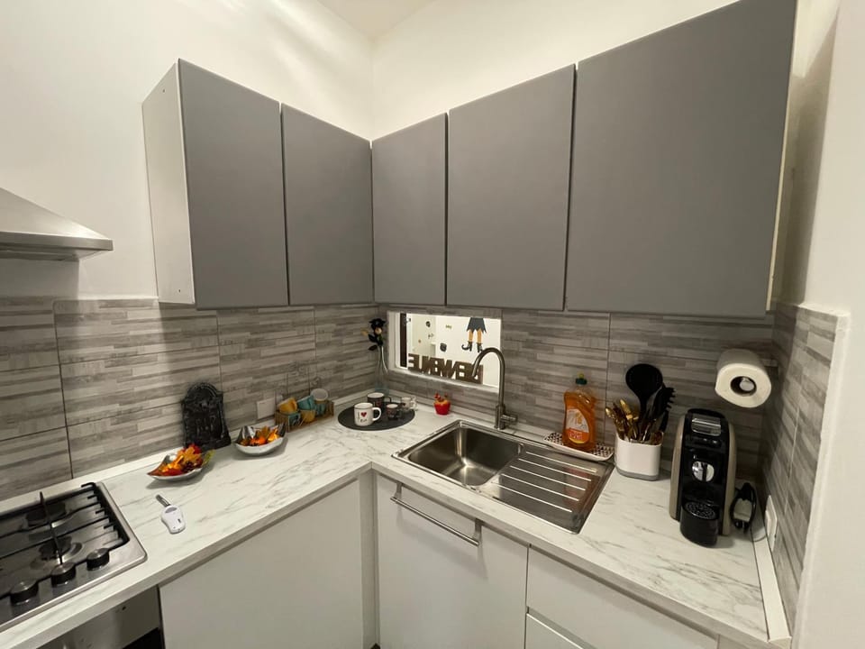 Coffee/tea facilities, Kitchen or kitchenette, stove