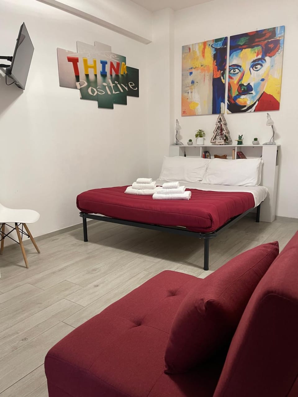 Bed, TV and multimedia, Photo of the whole room, Bedroom, towels
