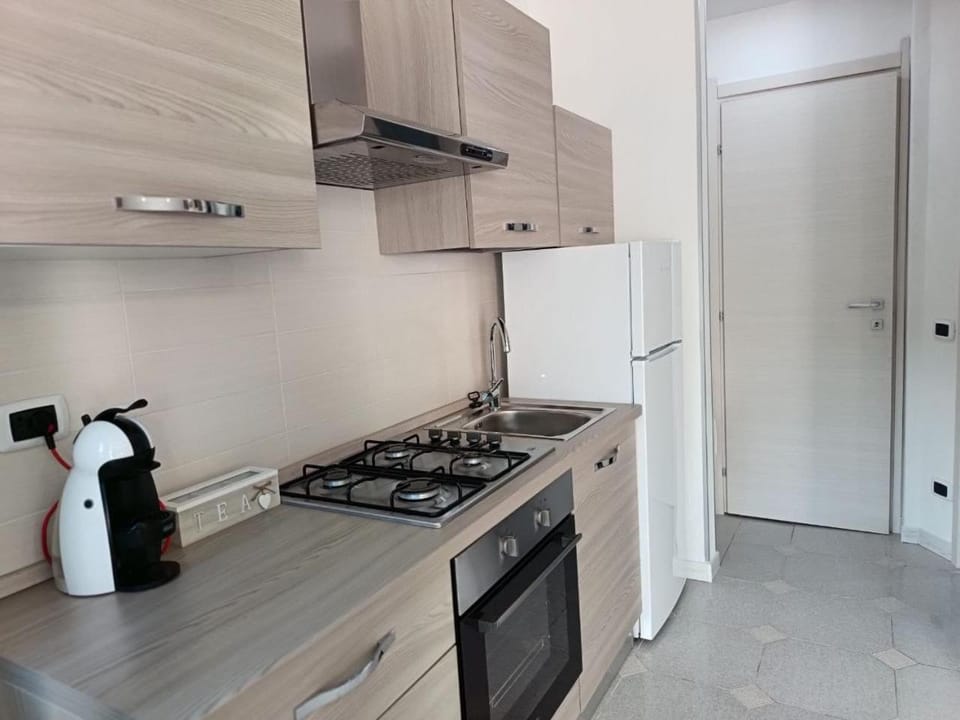 Coffee/tea facilities, Kitchen or kitchenette, oven, stove