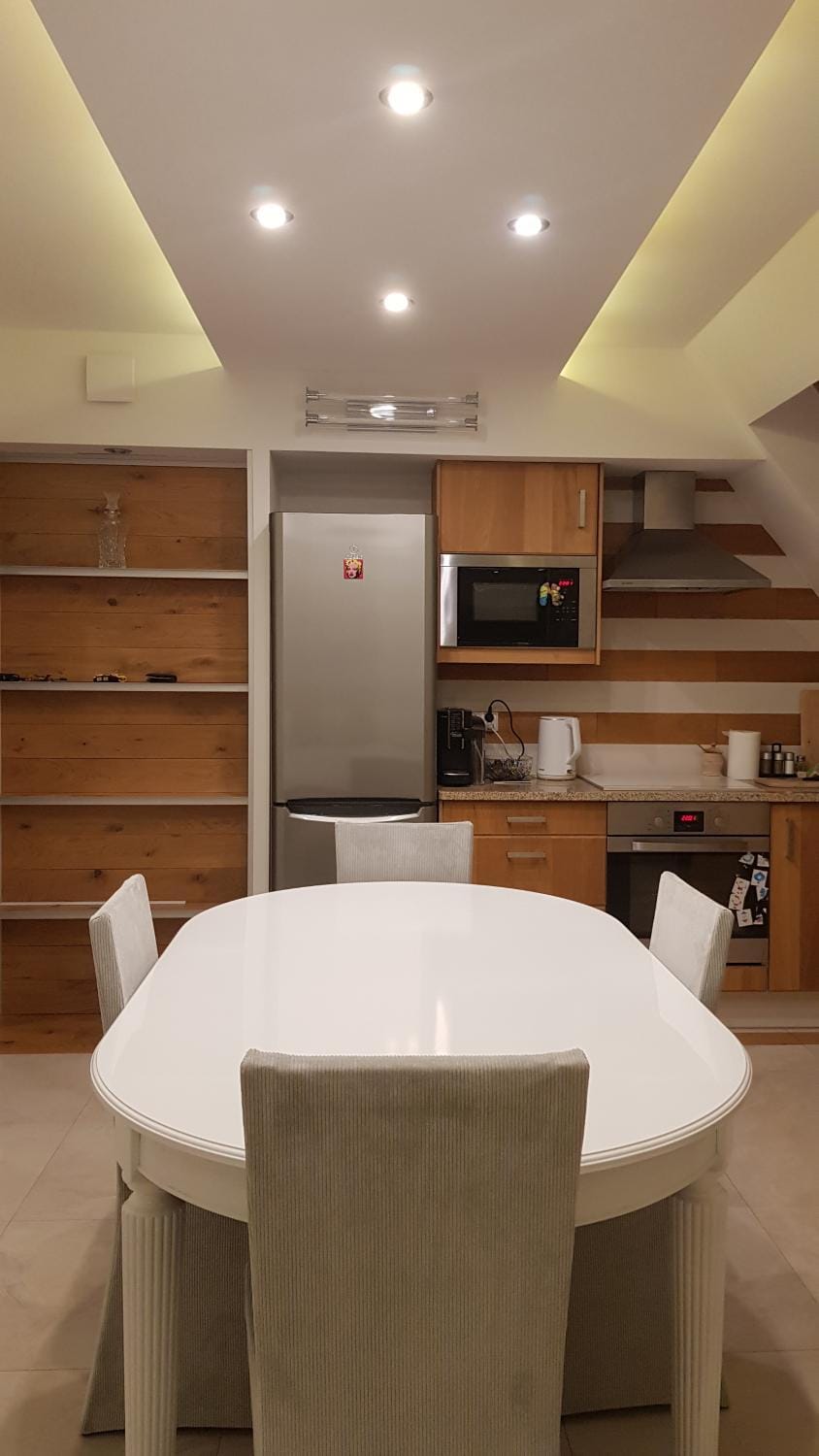 Coffee/tea facilities, Kitchen or kitchenette, Dining area, oven, stove