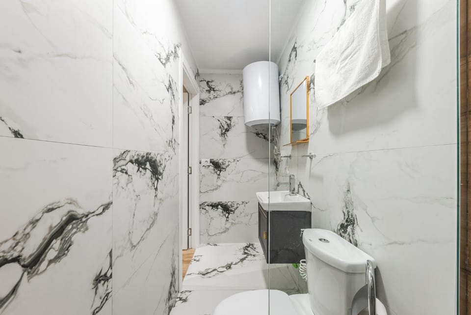 Shower, Toilet, Bathroom, towels
