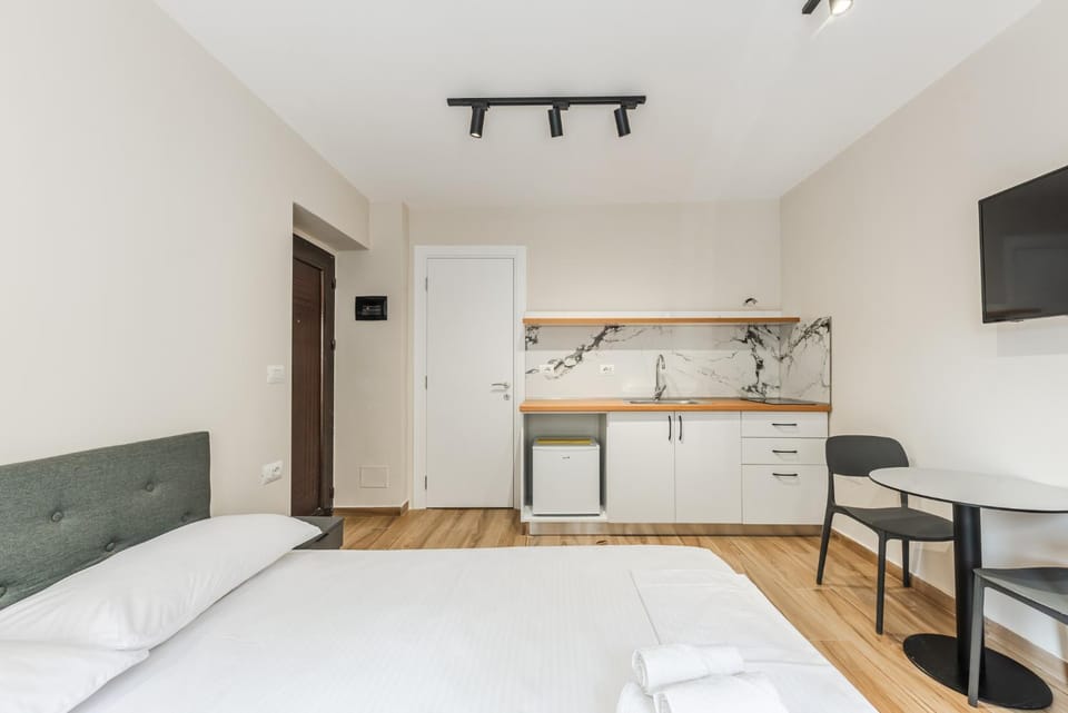 Bed, TV and multimedia, Kitchen or kitchenette, Photo of the whole room