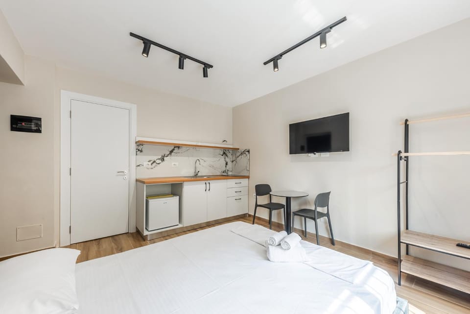 Bed, TV and multimedia, Kitchen or kitchenette, Photo of the whole room, wardrobe