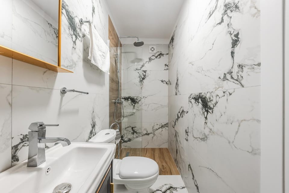 Shower, Toilet, Bathroom, towels
