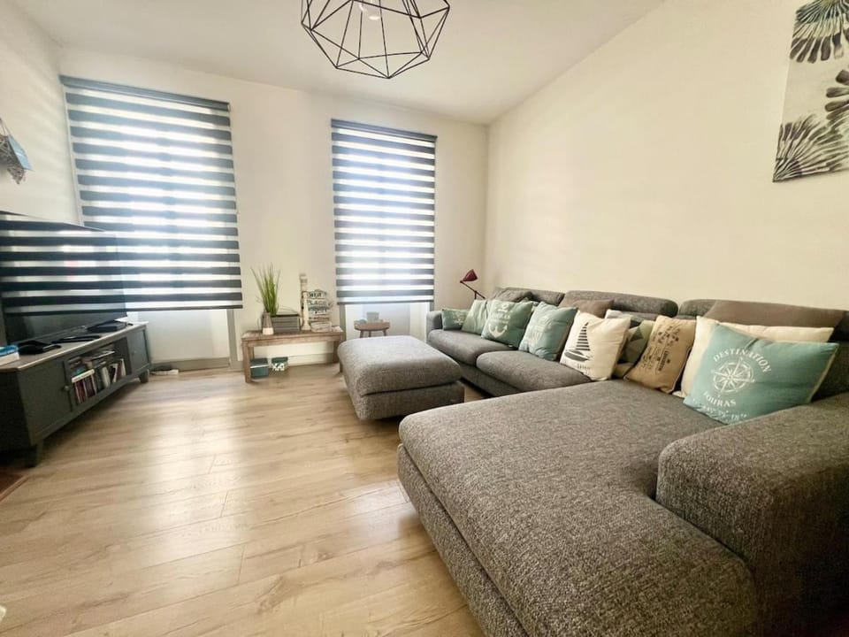 Living room, Seating area, internet