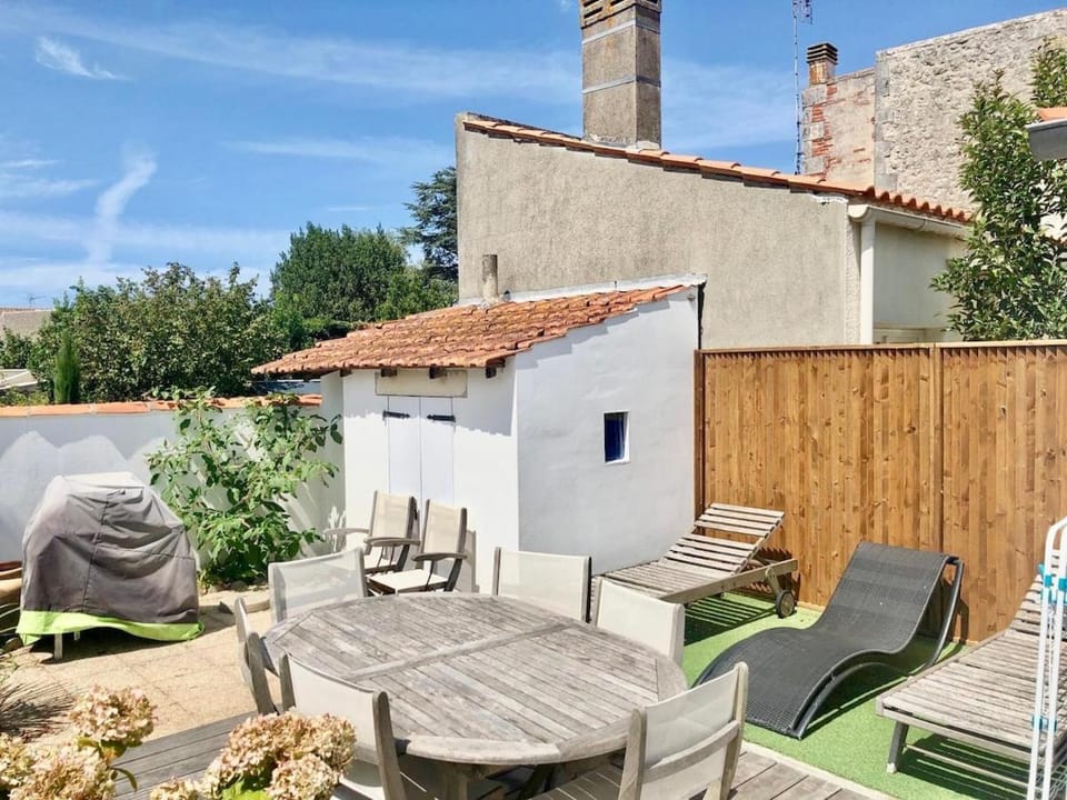 Property building, Patio, Day, Living room, sunbed