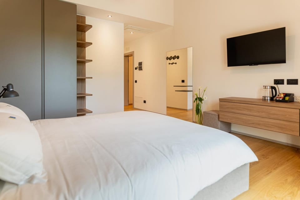 TV and multimedia, Photo of the whole room, Bedroom