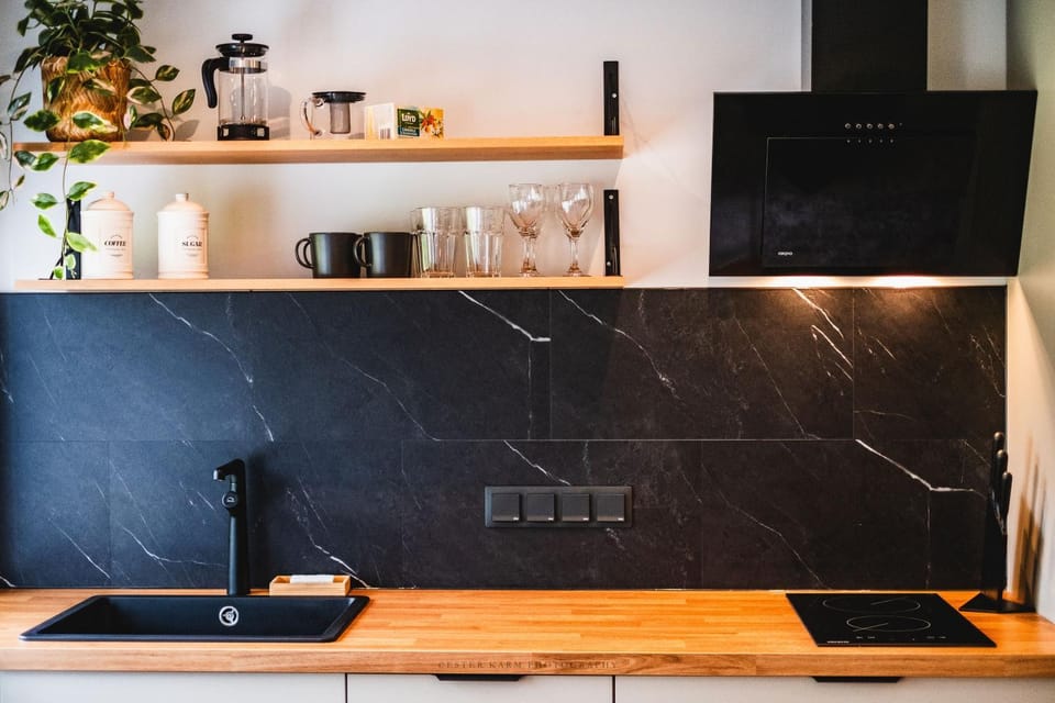 Coffee/tea facilities, Kitchen or kitchenette, stove