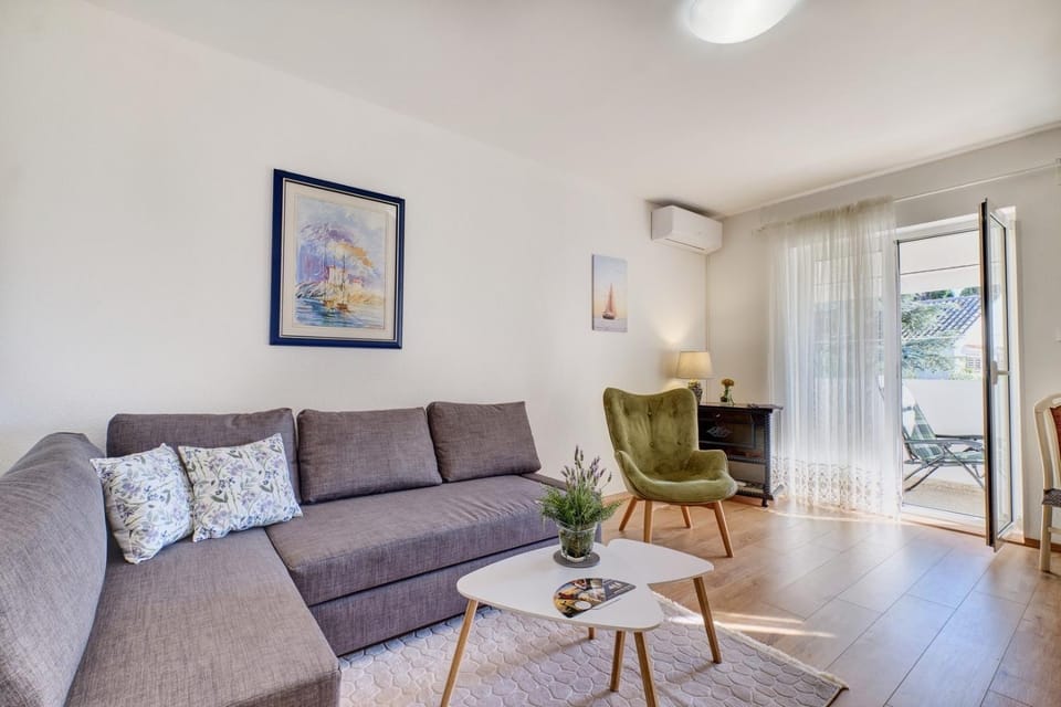 Living room, Seating area, air conditioner