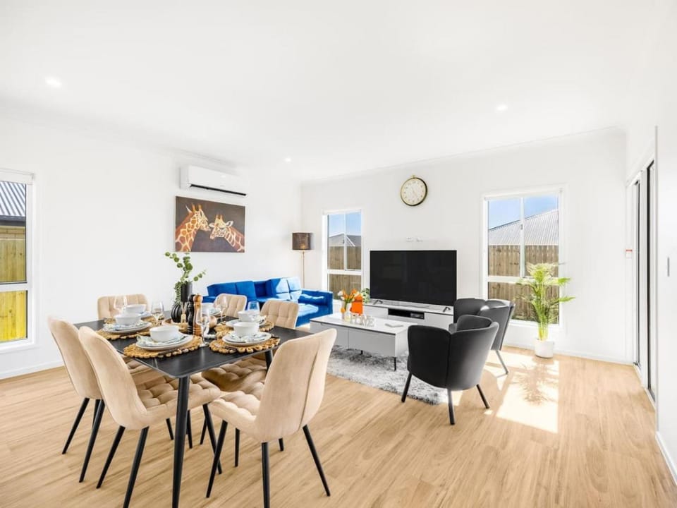Brand New Comfy Home 4Bedroom designer furniture House in Brisbane