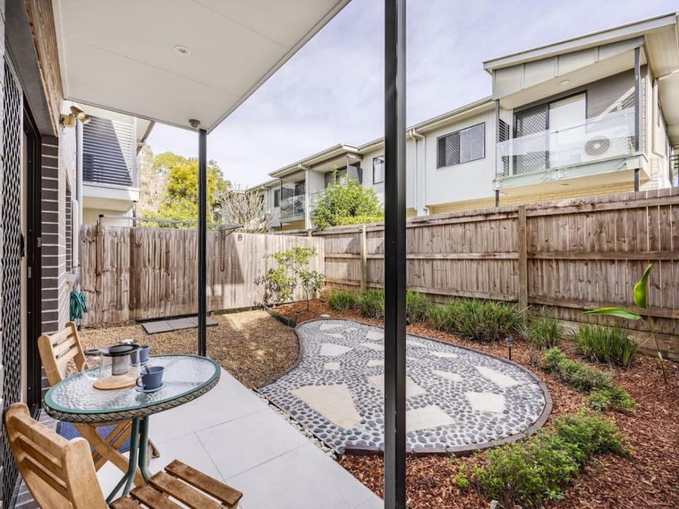 3BD Townhouse close to shops, transport with carpark House in Brisbane