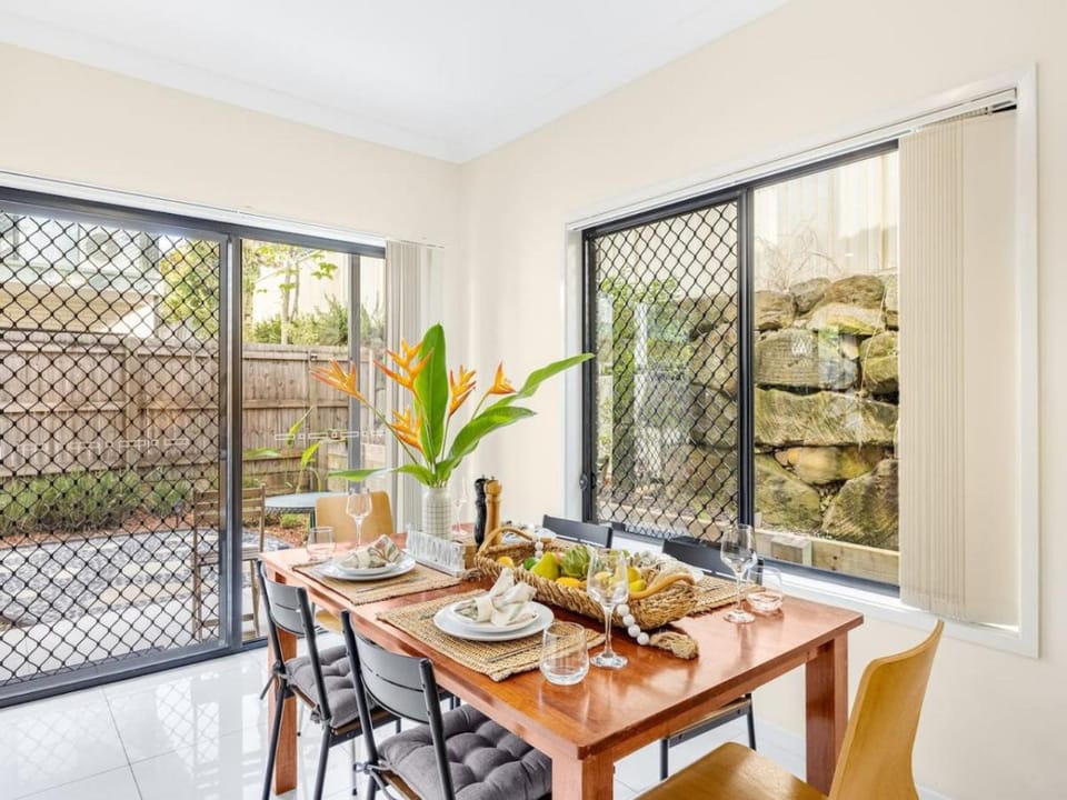 3BD Townhouse close to shops, transport with carpark House in Brisbane
