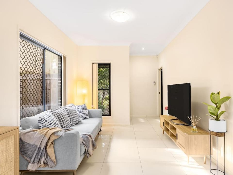 3BD Townhouse close to shops, transport with carpark House in Brisbane