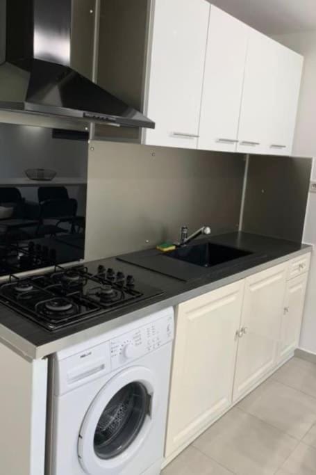 Kitchen or kitchenette, pet friendly, stove, washing machine
