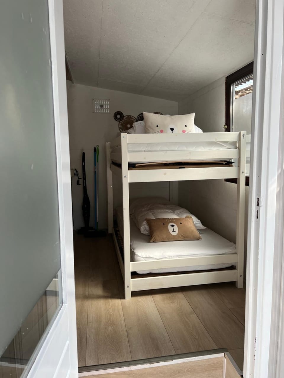 Bed, Photo of the whole room, Bedroom, bunk bed