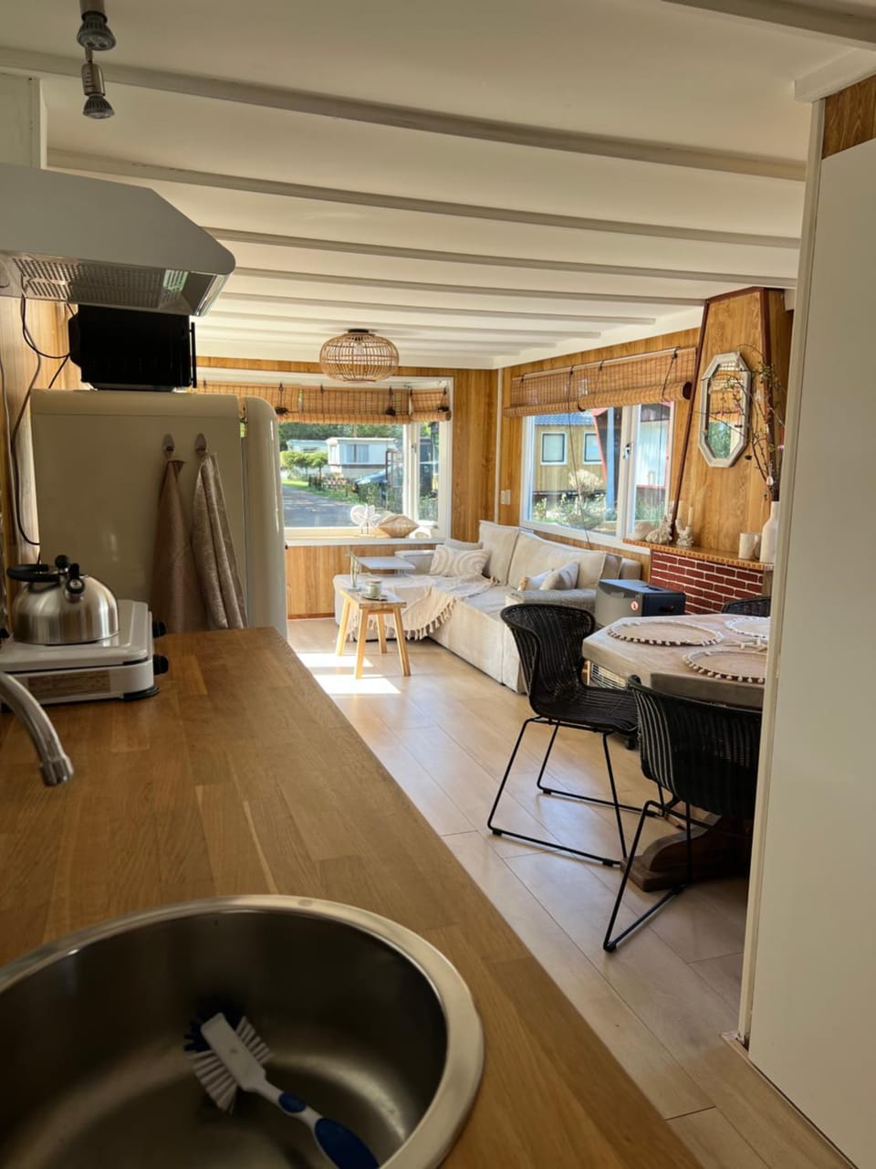 Kitchen or kitchenette, Living room, Seating area, Dining area
