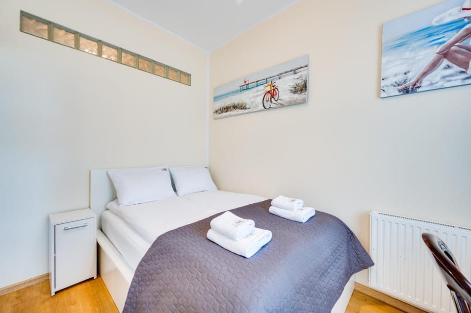 Bed, Bedroom, towels