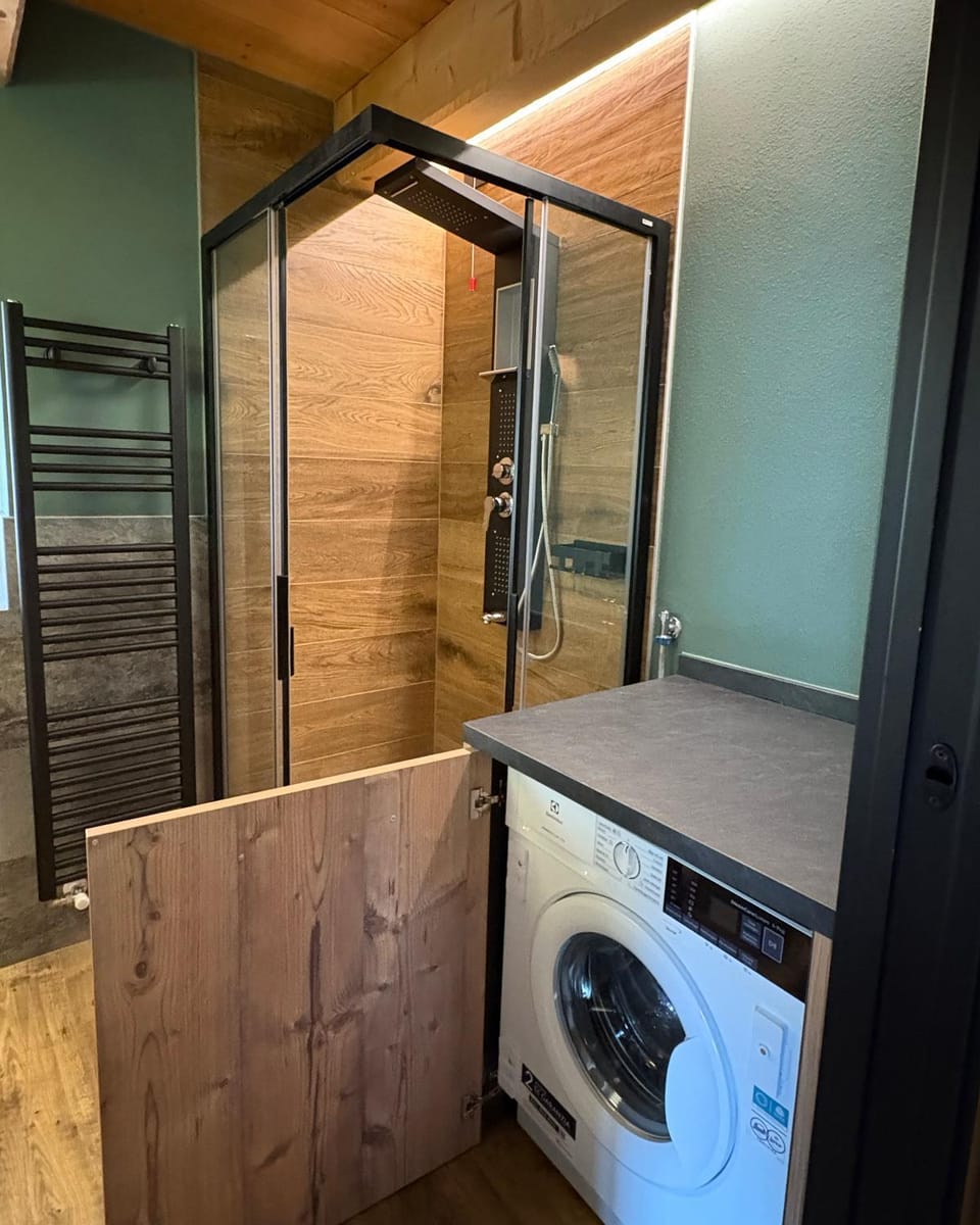 Bathroom, washing machine