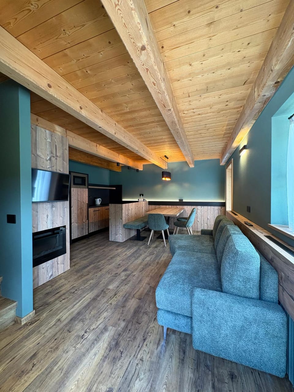 TV and multimedia, Kitchen or kitchenette, Living room, Seating area, Dining area