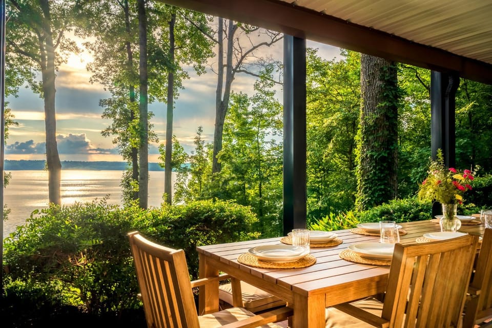 Luxe Lakefront Spa, Pickleball, Kayaks, & Theater House in Georgia