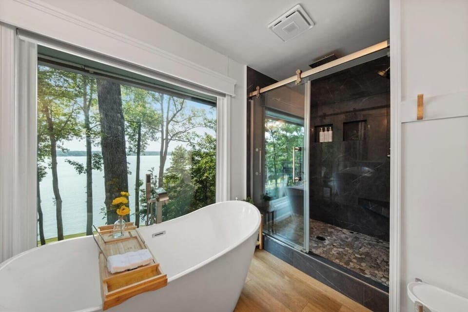 Luxe Lakefront Spa, Pickleball, Kayaks, & Theater House in Georgia