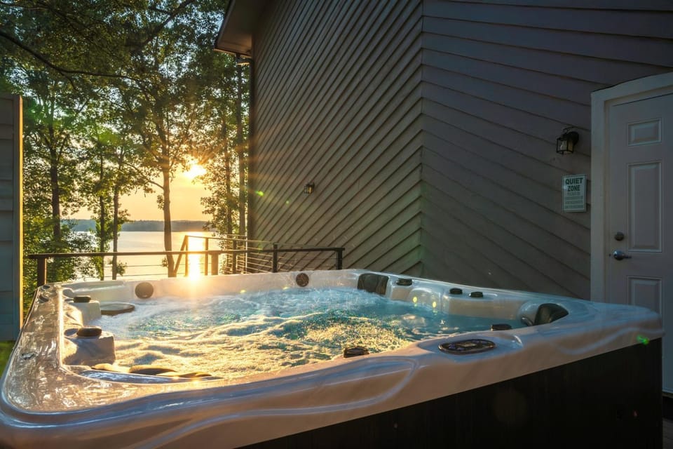 Luxe Lakefront Spa, Pickleball, Kayaks, & Theater House in Georgia