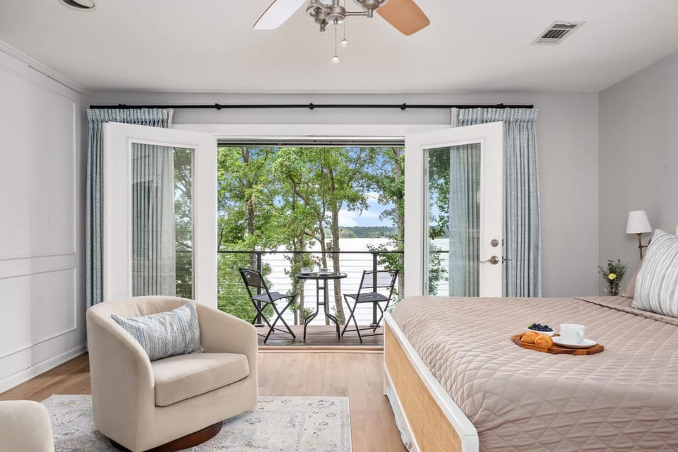 View (from property/room), Balcony/Terrace, Bedroom, Lake view