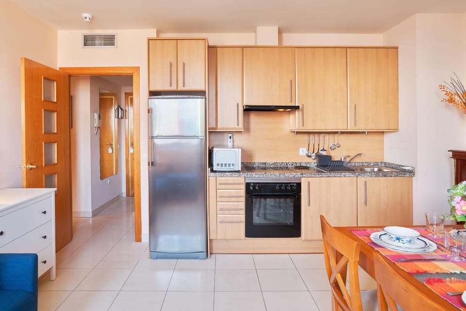 Kitchen or kitchenette, Dining area, oven