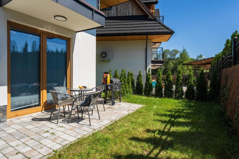 Property building, Patio, Spring, Day, Garden, View (from property/room), Balcony/Terrace, Dining area, Garden view