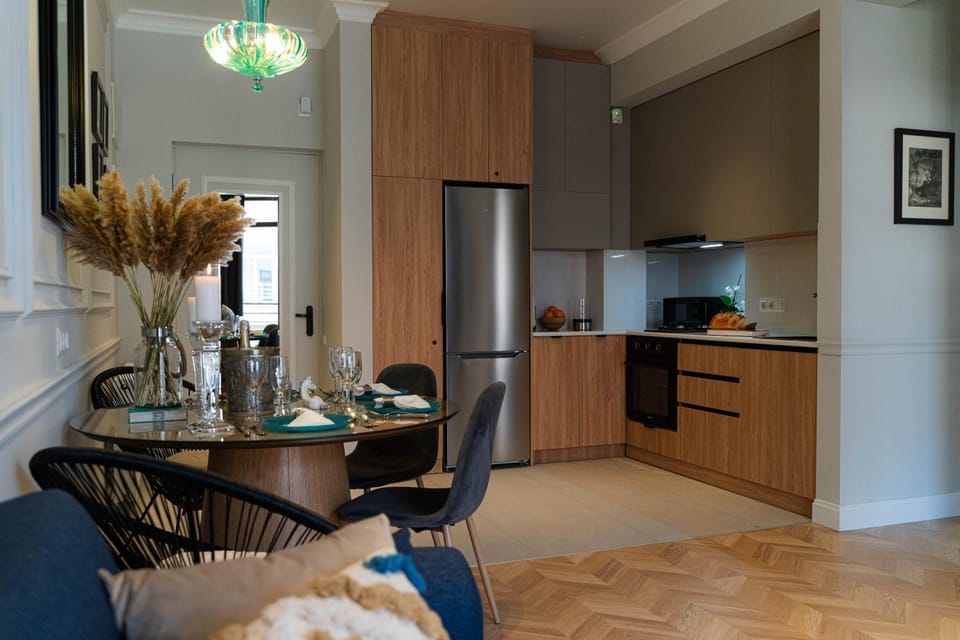 Kitchen or kitchenette, Dining area, oven