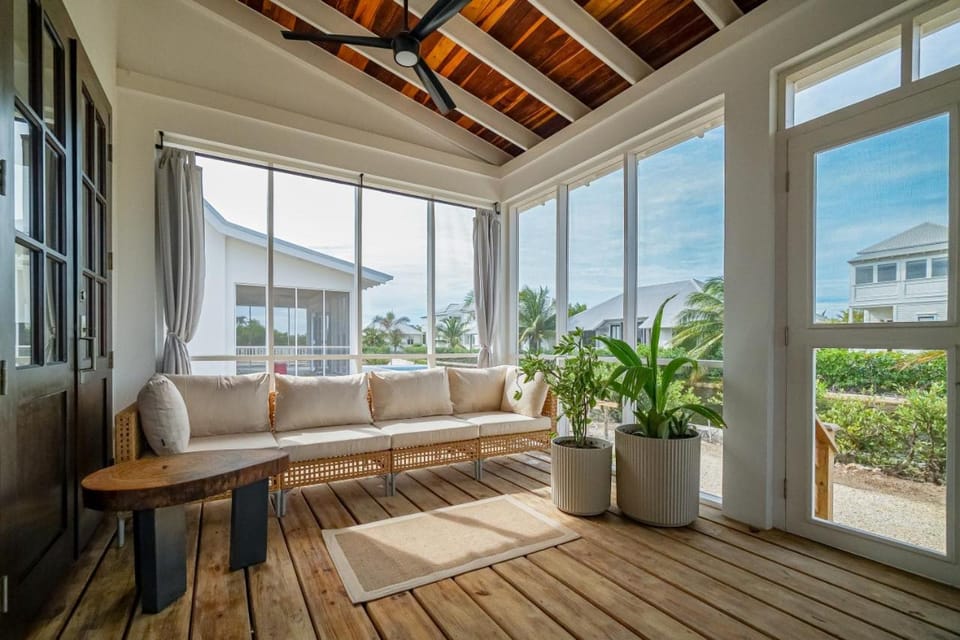 Coral Retreat and Mistico Beach Club plus Boat Shuttle Villa in San Pedro