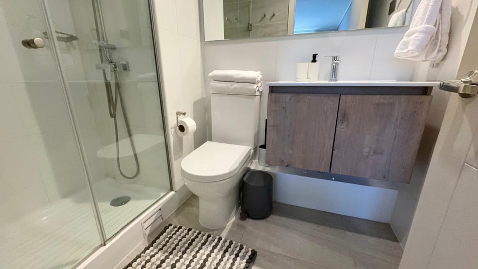 Shower, Toilet, Bathroom, bidet, towels