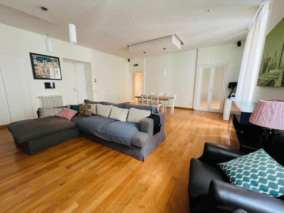TV and multimedia, Living room, Seating area, Dining area, air conditioner