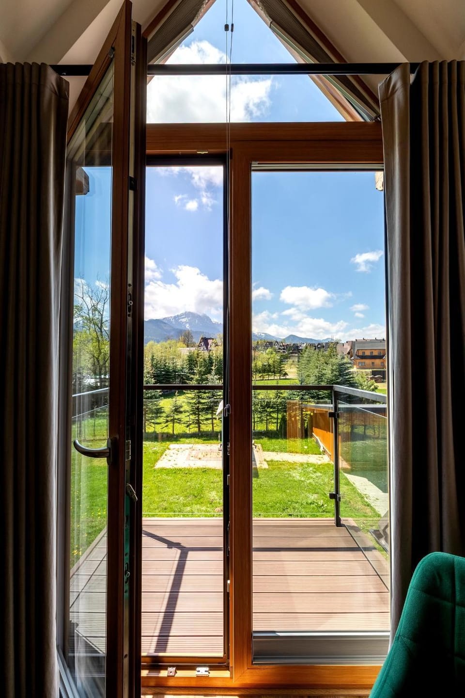 Spring, Day, Natural landscape, Garden, View (from property/room), Balcony/Terrace, Garden view, Mountain view