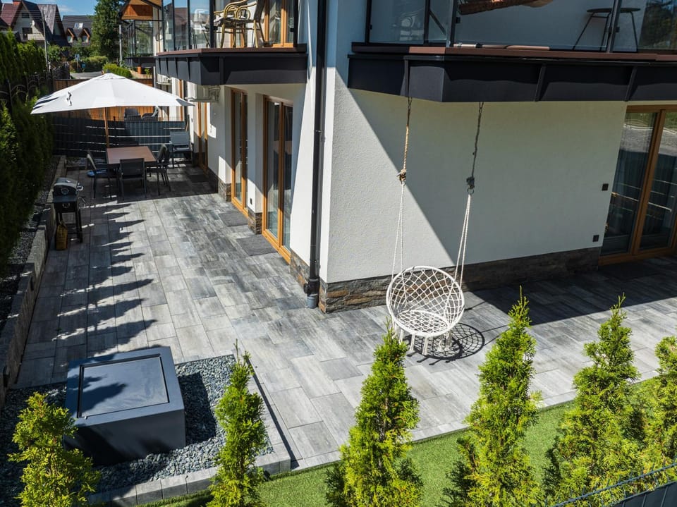 Property building, Patio, Day, Neighbourhood, Street view, Parking
