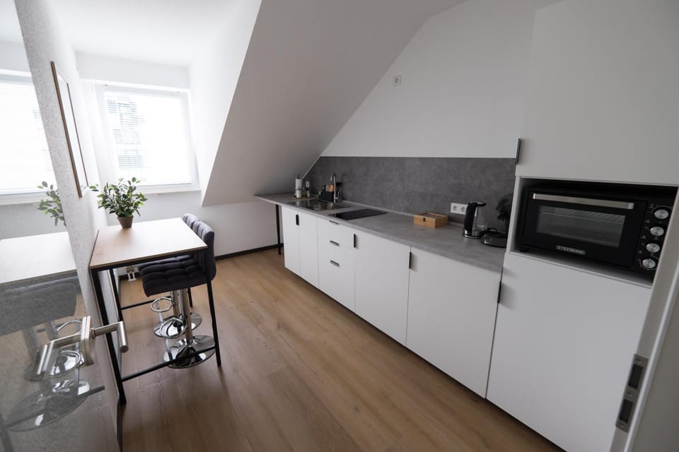 Coffee/tea facilities, Kitchen or kitchenette, oven, stove