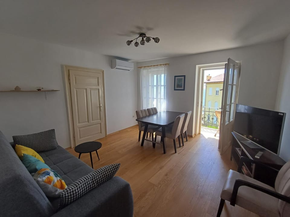 Communal lounge/ TV room, Living room, Seating area