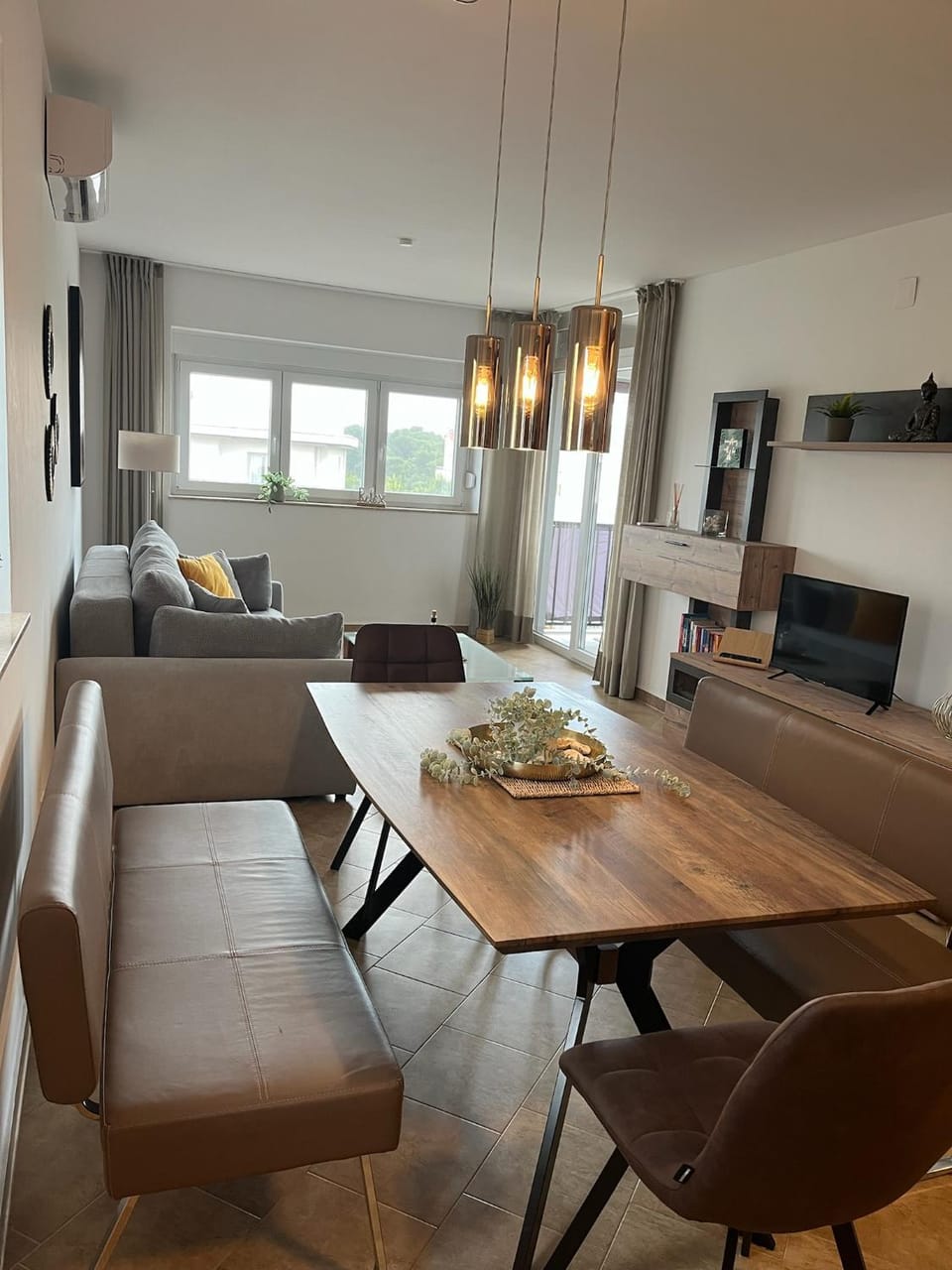 TV and multimedia, Living room, Seating area, Dining area